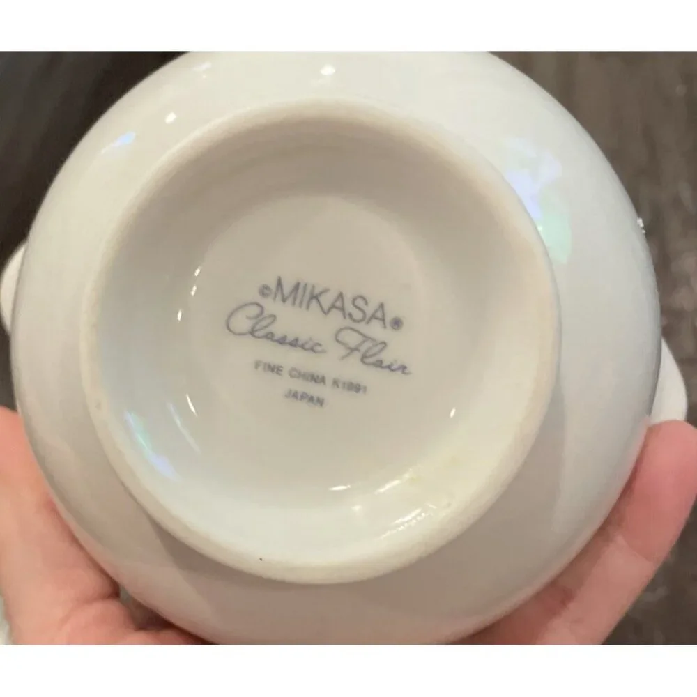 Mikasa Classic Flair White Embossed Calla Lilies Sugar Bowl With‎ Lid